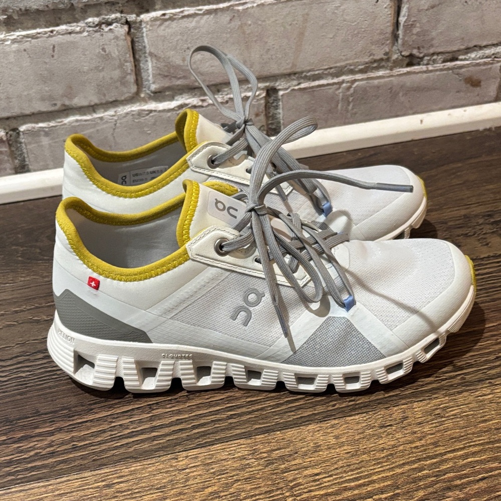 ON Women's White and Gray Athletic Shoes